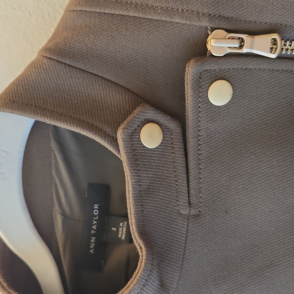 Ann Taylor olive blazer jacket, size 2 - Picture 2 of 8